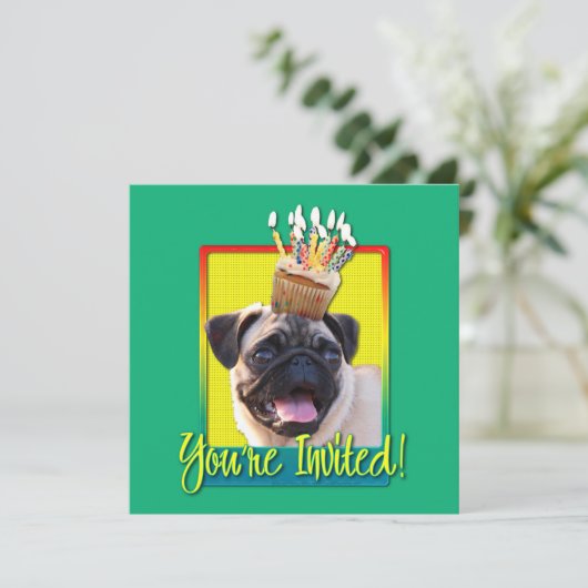 Invitation Petit gâteau d'invitation - carlin (Debout devant)