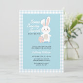 Invitation Petit lapin À damiers Baby shower de Pâques (Debout devant)