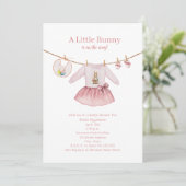 Invitation Petit lapin Baby shower Vêtements de Fille Rose Pâ (Debout devant)