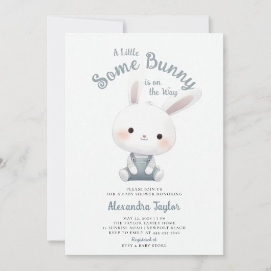Invitation Petit lapin en salopette pour la fête de bébé garç (Devant)