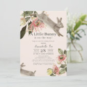 Invitation Petit lapin rose Baby shower Floral fille (Debout devant)