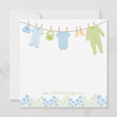 Invitation Petit le bébé bleu et vert de vêtements arrosent (Dos)