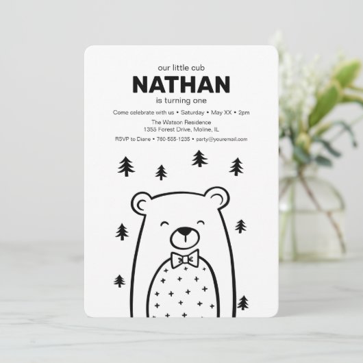 Invitation Petit Ours avec Cravate de Bow en forêt, anniversa (Debout devant)