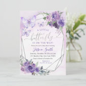 Invitation Petit Papillon Sur Le Chemin Du Baby shower Violet (Debout devant)
