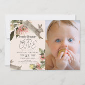 Invitation Petite fille de Bunny rose florale Photo 1er anniv (Devant)