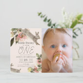 Invitation Petite fille de Bunny rose florale Photo 1er anniv (Debout devant)