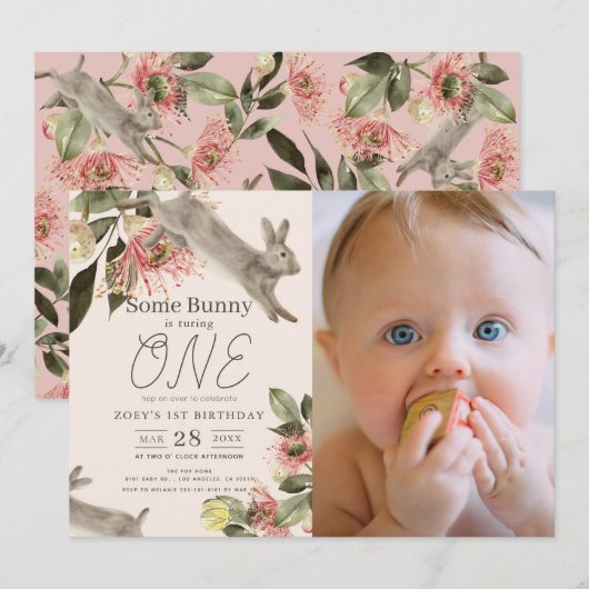 Invitation Petite fille de Bunny rose florale Photo 1er anniv (Devant / Derrière)