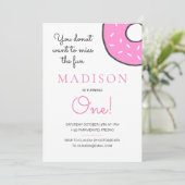 Invitation Petite Fille De Donut Rose Qui Fête Son Premier An (Debout devant)