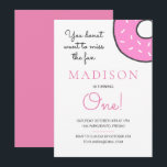 Invitation Petite Fille De Donut Rose Qui Fête Son Premier An<br><div class="desc">Comme c'est adorable cette mignonne invitation de premier anniversaire de beigne rose! C'est parfait pour inviter les invités à aider à célébrer son premier anniversaire. Fournitures de partie correspondant disponibles.</div>