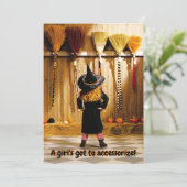 Invitation Petite Sorcière Choisissant Un Balai (Debout devant)