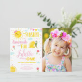 Invitation Peu d'anniversaire de citron de fille de rose de (Debout devant)