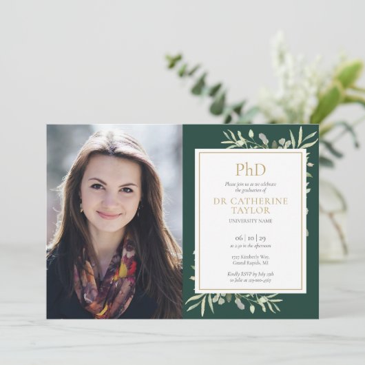 Invitation PhD Diplôme Emerald Gold Green Graduation Photo (Debout devant)