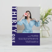Invitation Photo bleu marine moderne 31e anniversaire Invitat (Debout devant)