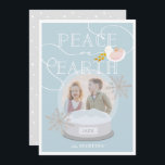 Invitation Photo Blue Christmas Card du Globe de neige<br><div class="desc">Ce mignon carte photo de Noël "paix sur terre" présente un arrière - plan bleu clair avec un globe de neige et une colombe blanche. L'envers est un arrière - plan gris clair avec des motifs blancs. Personnalisez-vous pour répondre à vos besoins. Vous pouvez trouver d'autres produits correspondants dans mon...</div>