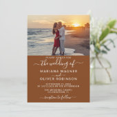 Invitation Photo Boho Brown Elegant Script Mariage (Debout devant)