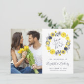 Invitation Photo Boho Gris Jaune Gris Floral Wreath Enregistr (Debout devant)