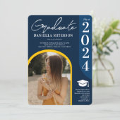 Invitation Photo bold 2024 arche bleu foncé graduation (Debout devant)