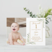 Invitation Photo d'anniversaire 1 an avec verdure pour une fi (Debout devant)