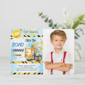 Invitation Photo d'anniversaire de construction modifiable (Debout devant)