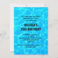 Photo d'anniversaire d'eau de piscine bleue claire