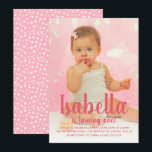 Invitation Photo d'anniversaire des un an de fille en rose<br><div class="desc">Célébrez son premier anniversaire avec cette douce invitation photo rose qui présente un nom en lettres manuscrites gras et un texte superposé « Fait un an ! » en rose vibrant. La photo de votre petite fille est au centre, avec les détails de la fête en typographie coordonnée propre en...</div>