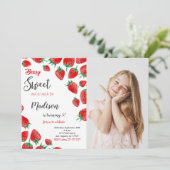 Invitation photo d'anniversaire fraise rouge (Debout devant)