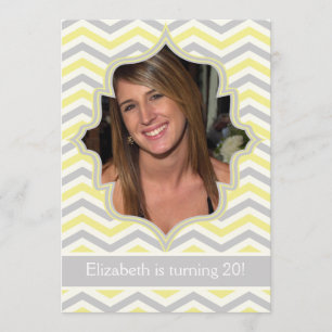 Invitation Photo d'anniversaire moderne jaune, gris chevron