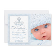Photo de baptême de garçon avec croix en damas ble