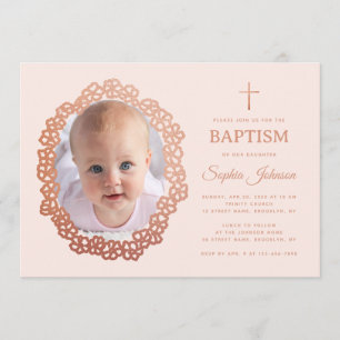 Invitation Photo de baptême de petite fille rose dans une cou