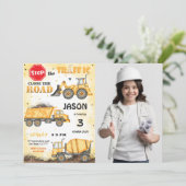 Invitation photo de construction jaune et noir (Debout devant)