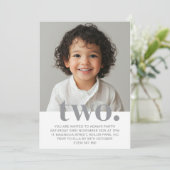 Invitation photo de deuxième anniversaire en gris (Debout devant)