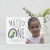 Invitation Photo de fête d'anniversaire arc-en-ciel de dinosa (Debout devant)