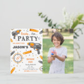 Invitation Photo de fête d'anniversaire de Dart Gun (Debout devant)