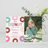Invitation Photo de fête d'anniversaire de Donut modifiable (Debout devant)