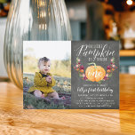Invitation Photo de fête d'anniversaire personnalisé avec cit<br><div class="desc">Tombent amoureux de ces adorables invitations d'anniversaire rustiques pour enfants avec une photo préférée sur le côté gauche. Le design présente une citrouille à l'aquarelle orange ornée de fleurs bordeaux, roses et orange et de feuillage vert sur un fond de tableau noir. "Notre petite citrouille grandit" apparaît en haut en...</div>
