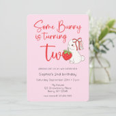 Invitation Photo de la fraise Bunny 2e anniversaire (Debout devant)