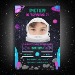 Invitation Photo de l'astronaute du parti Anniversaire de enf<br><div class="desc">Célébrez la journée spéciale de votre petit astronaute avec une fête d'anniversaire hors du monde autour de l'espace ! Nos équipements et décorations de fêtes sur le thème de l'espace transporteront vos invités au fond de la galaxie pour une aventure inoubliable. La vedette de la fête sera votre enfant, qui...</div>