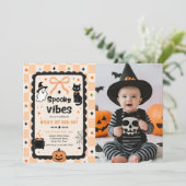 Invitation Photo de naissance d'Halloween avec des vibrations (Debout devant)