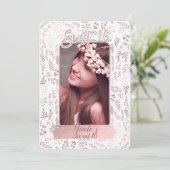 Invitation Photo de naissance moderne Sweet 16 avec feuille r (Debout devant)