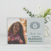 Invitation Photo de remise de diplôme élégante avec monogramm (Debout devant)