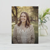 Invitation Photo de script moderne minimal 30e anniversaire (Debout devant)