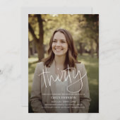 Invitation Photo de script moderne minimal 30e anniversaire (Devant / Derrière)