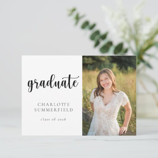 Invitation Photo de script tendance noir & blanc Graduation (Debout devant)