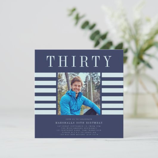 Invitation Photo design moderne mens bleu 30e anniversaire (Debout devant)