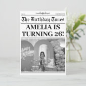 Invitation Photo du journal du 26e anniversaire en noir et bl (Debout devant)