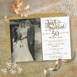 Invitation Photo du Mariage du 50e anniversaire du mariage<br><div class="desc">Personnalisez avec votre photo mariage préférée et vos détails spéciaux de célébration du 50e anniversaire de mariage d'or en typographie or chic. L'inverse présente des confettis de coeur d'amour doré. Conçu par Thisisnotme©</div>