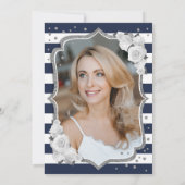 Invitation Photo en argent blanc bleu marine 50e anniversaire (Dos)