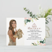 Invitation Photo Florale d'or Rose moderne Quinceañera (Debout devant)