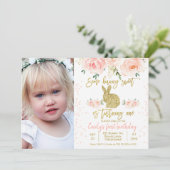 Invitation Photo florale rose lapin 1er Anniversaire Invitati (Debout devant)