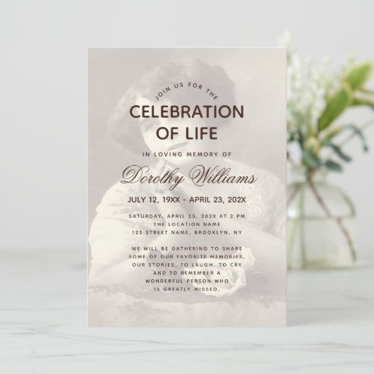 Invitation Photo funéraire Élégant Script Célébration de la v (Debout devant)